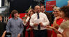 Martin Schulz überreicht unserem Neumitglied Martin Erbinger das Parteibuch