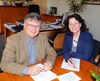Die Landtagsabgeordnete Ruth Müller und Bürgermeister Franz Göbl werten die Antwort des Kultusministeriums aus